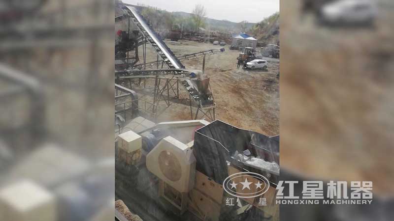 青石移動破碎站現場，出料均勻，運行平穩