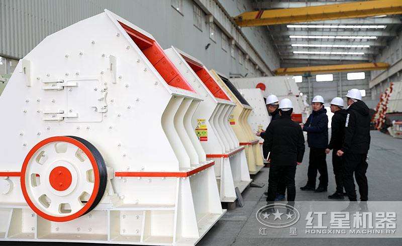 大型錘破機展示，客戶參觀現場