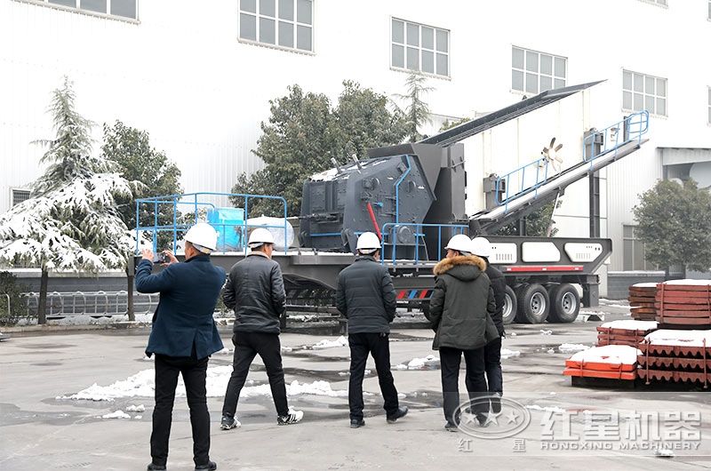 車載流動碎石機廠家價格實惠，客戶現場參觀