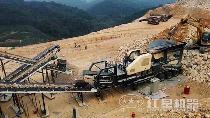 石灰石移動破碎生產線現場，配移動顎破機