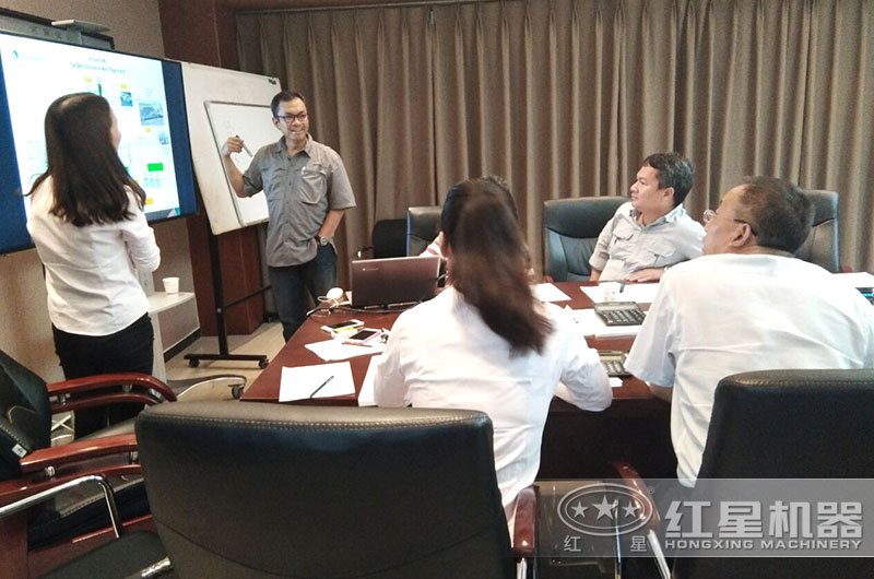 客戶來廠考察，技術團隊量身設計生產方案